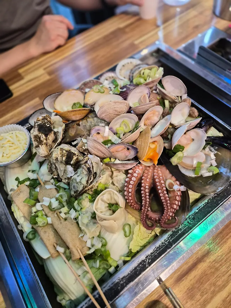 버너 위에 올라간 커다란 조개찜 철판