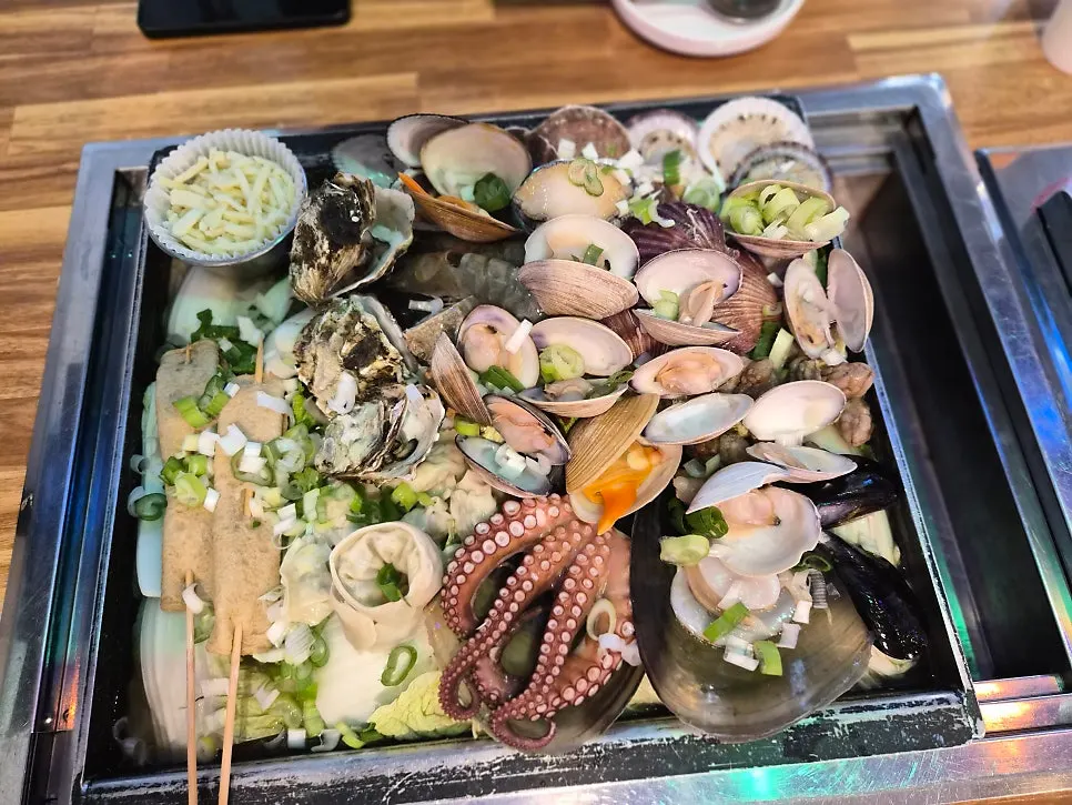 조개와 통문어가 가득한 국물 조개찜 소