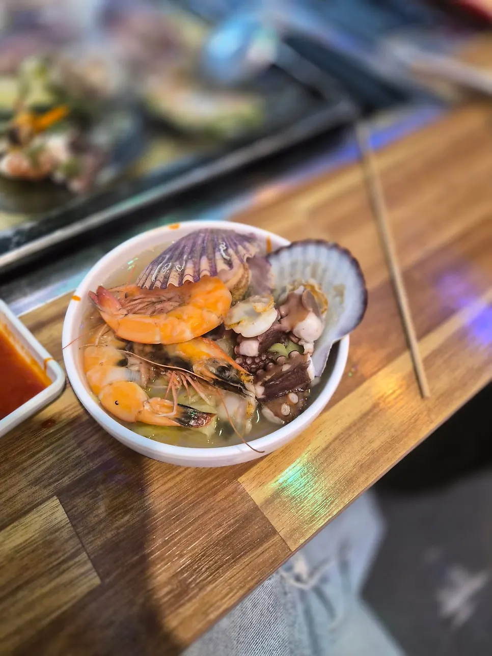 조개찜과 소주 한잔이 놓인 테이블