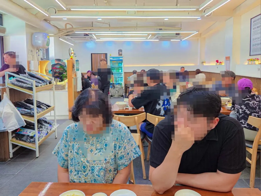 고집통문어칼국수 매장 내부