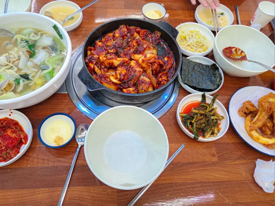푸짐한 해산물 식사 상차림