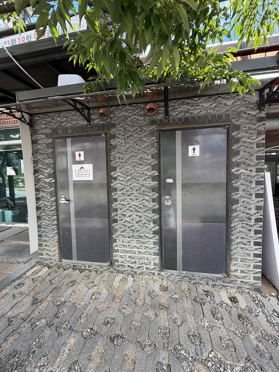 주차장 쪽 야외 화장실 안내
