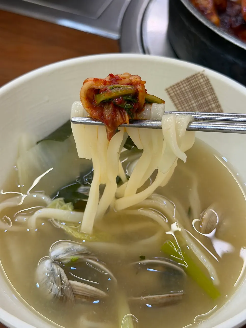 미역과 배추가 들어간 물총조개칼국수