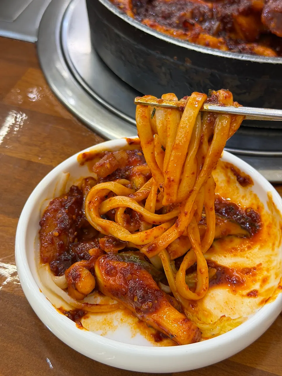 물총조개 살을 발라 먹는 모습