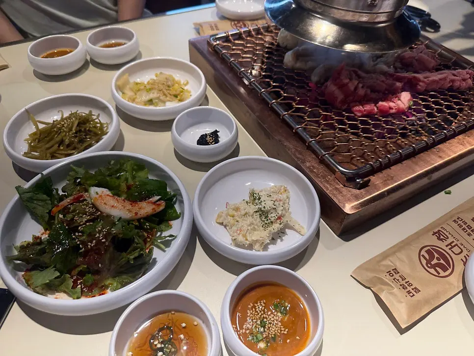 숯불과 곁들임 기본찬 상차림