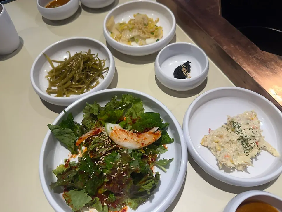 상추 겉절이와 장아찌 기본찬