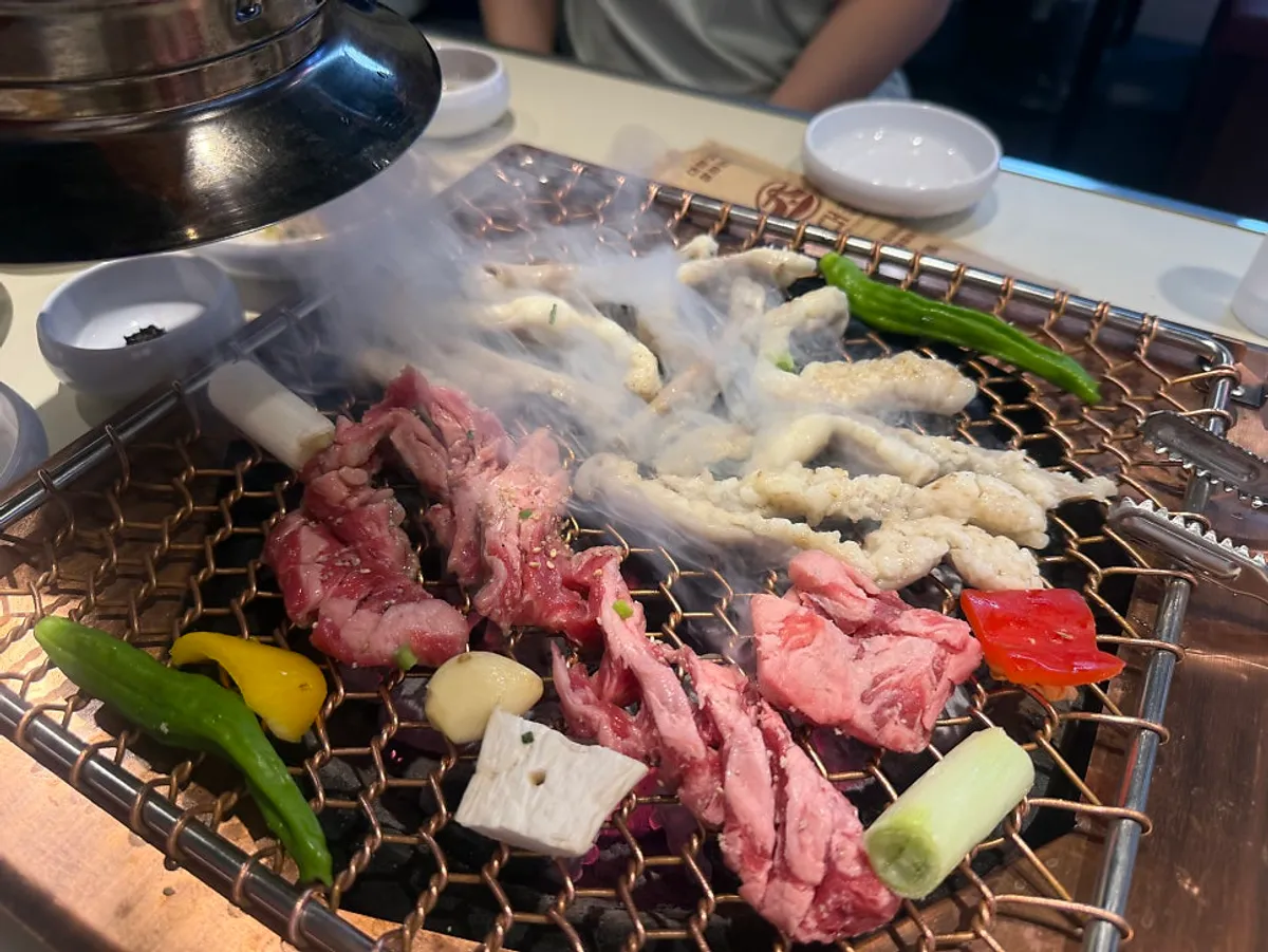 곱창과 갈비살 숯불구이 상차림