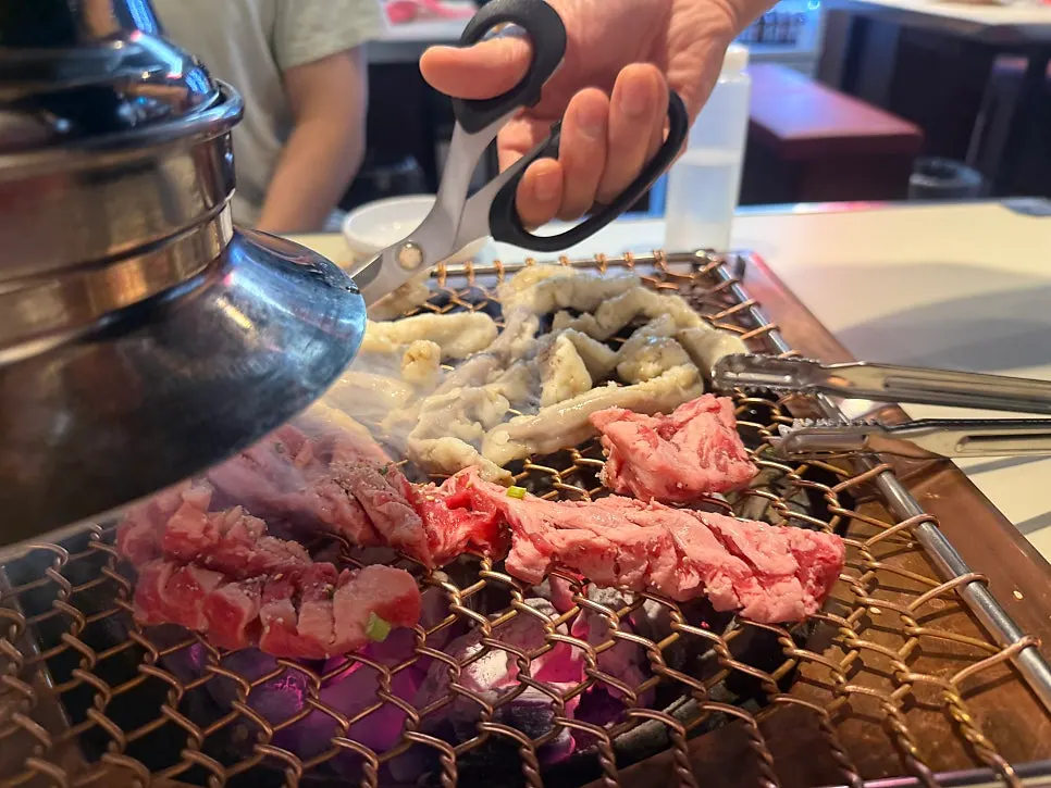 불판 위 곱창과 야채 꼬치