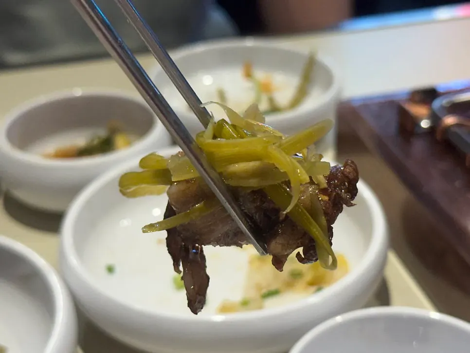 갈비살과 마늘종 장아찌 조합