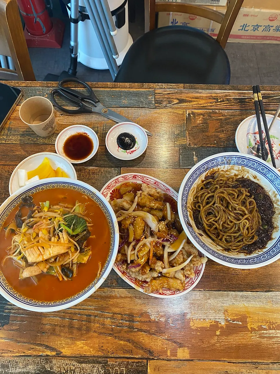 테이블에 차려진 짜장면 짬뽕 탕수육