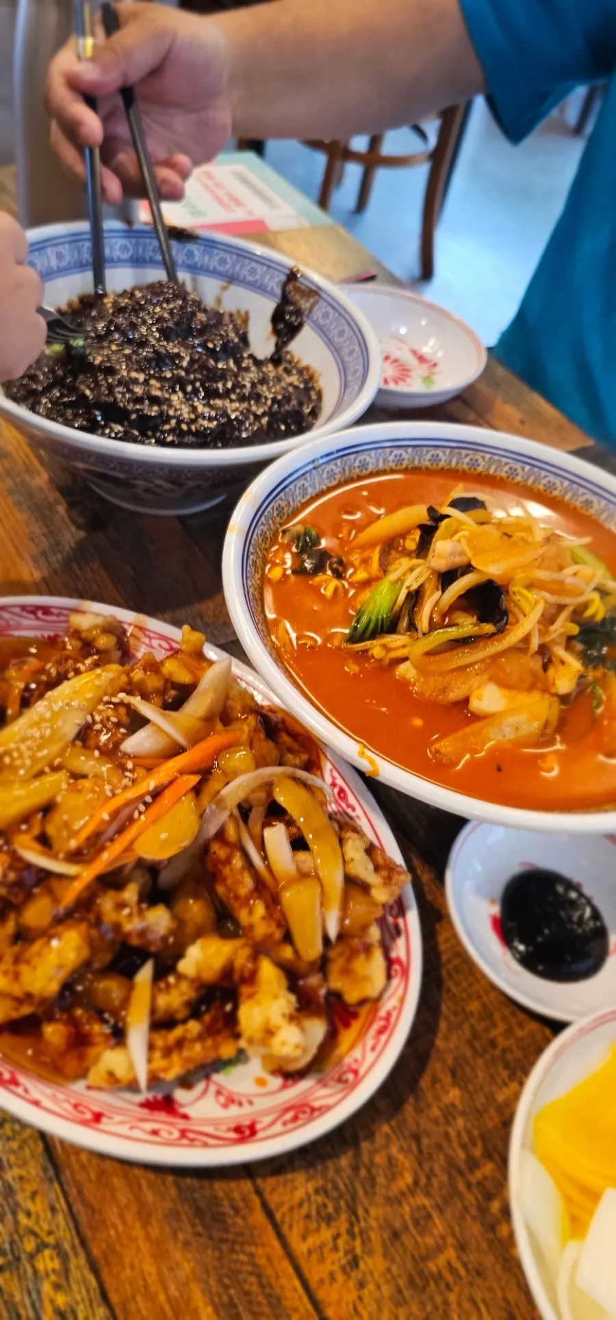 짬뽕 면과 건더기를 들어 올린 모습