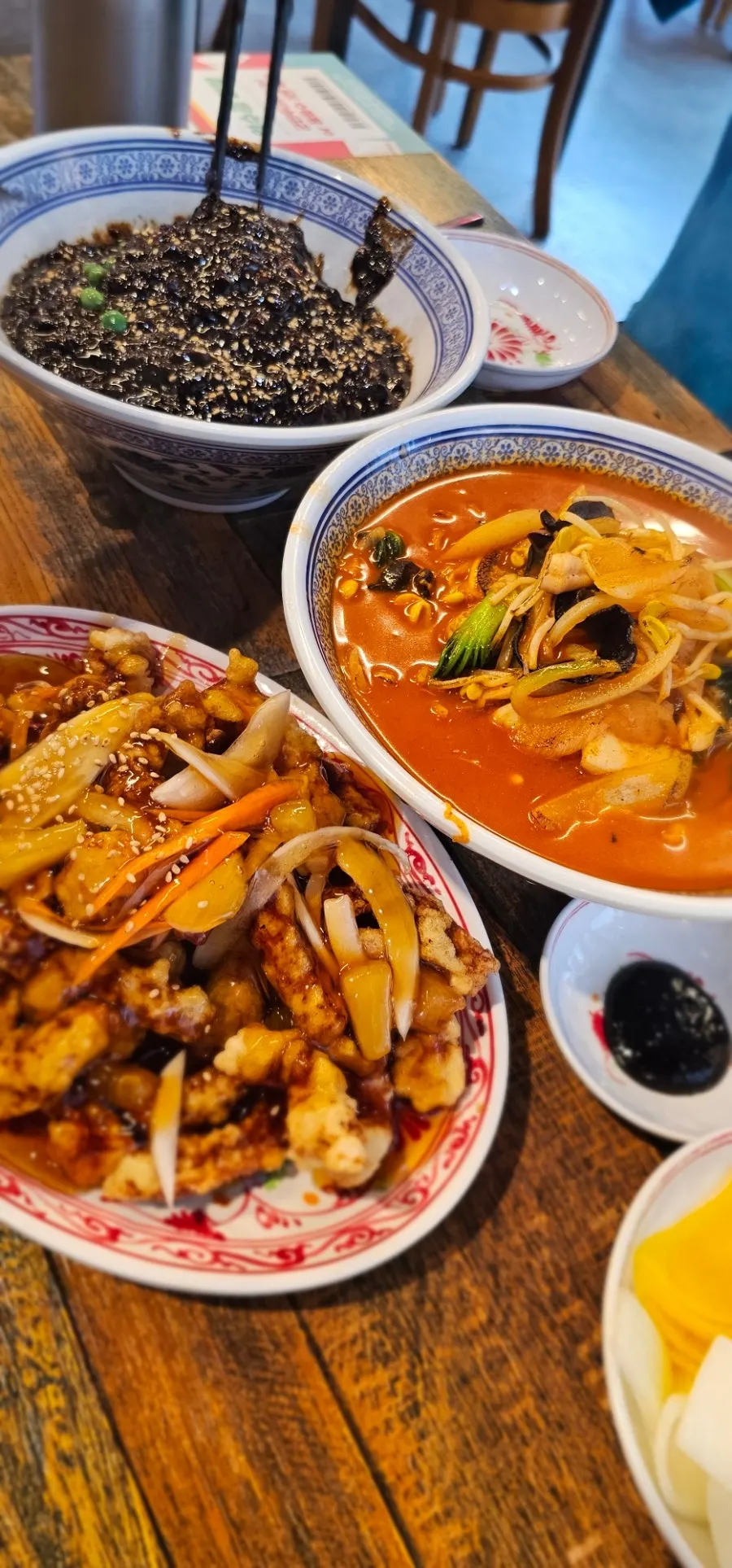 신오구반점 짬뽕과 탕수육이 함께 놓인 테이블