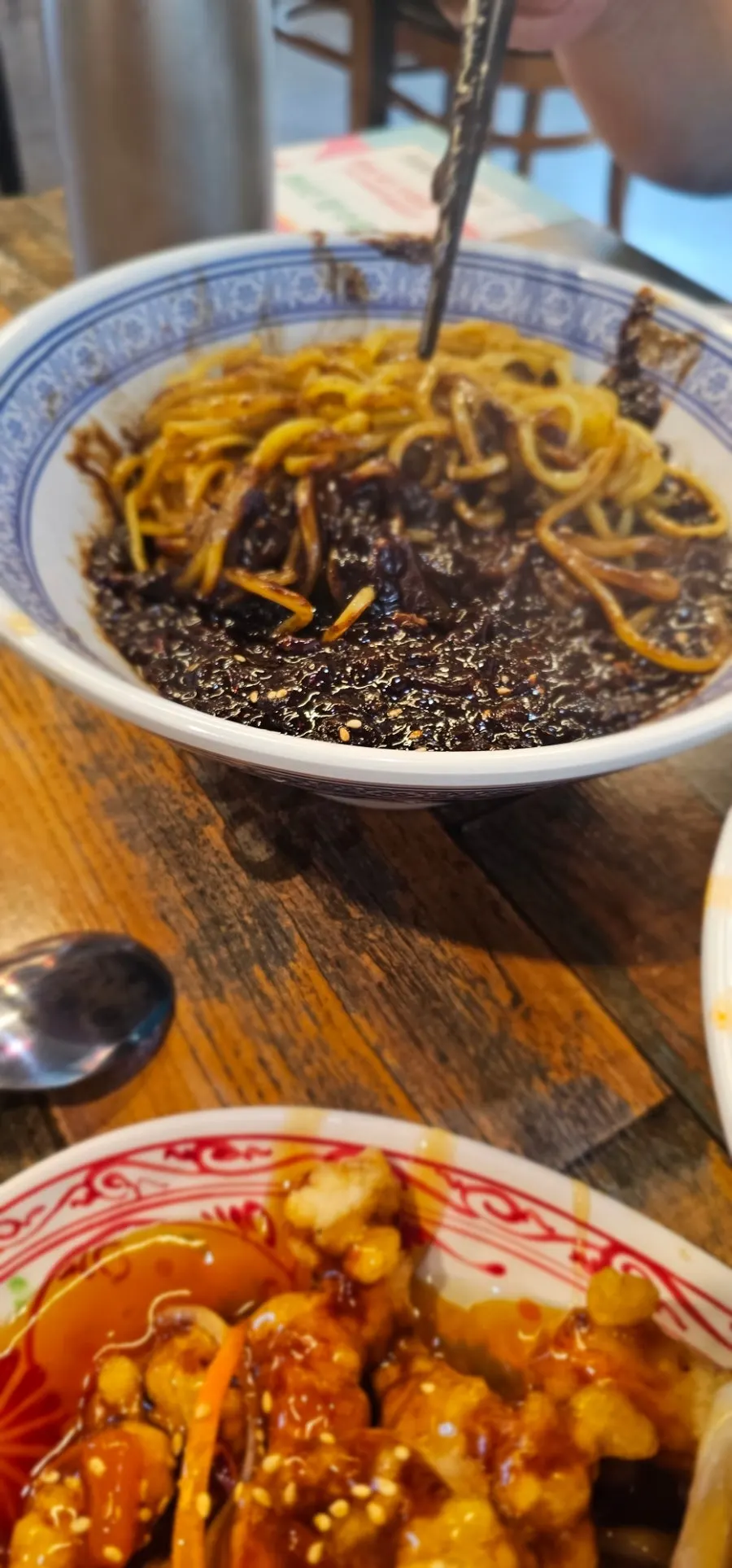 아이가 짜장면을 먹는 가족 외식 테이블