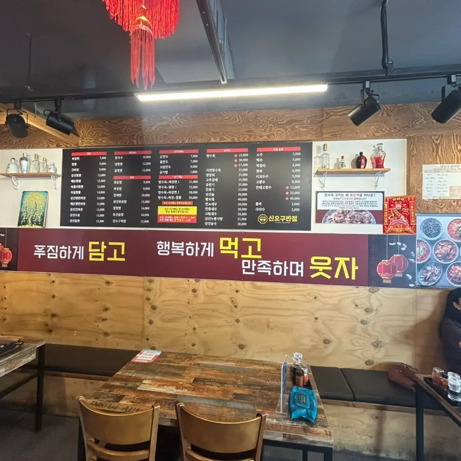테이블 간격이 여유로운 홀 내부