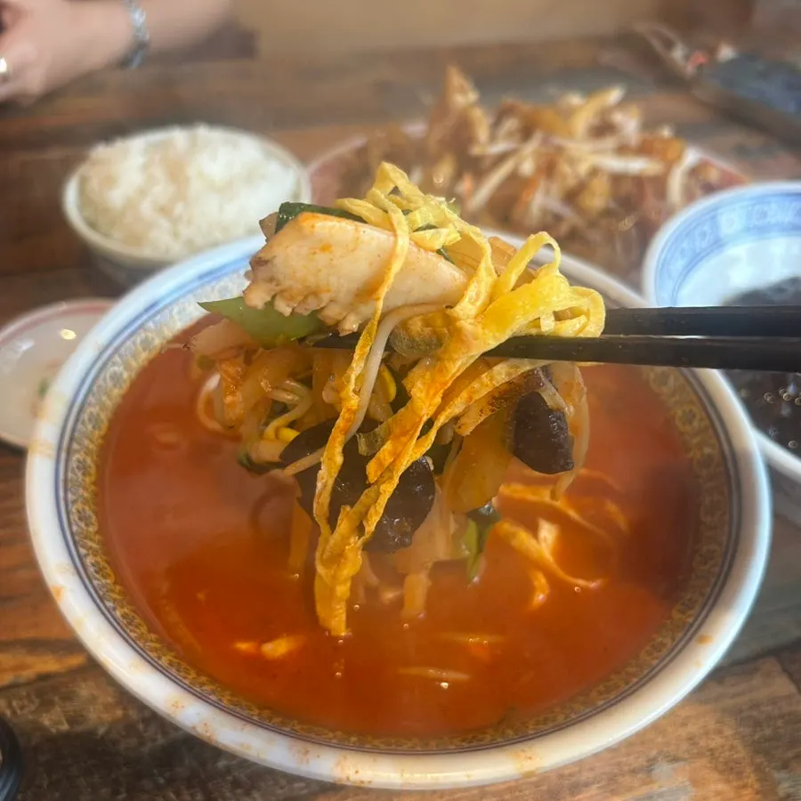 해물과 채소 건더기가 보이는 짬뽕밥