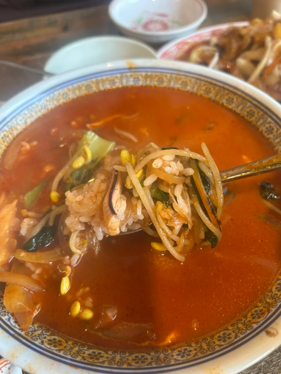 짬뽕밥 건더기를 들어올린 모습