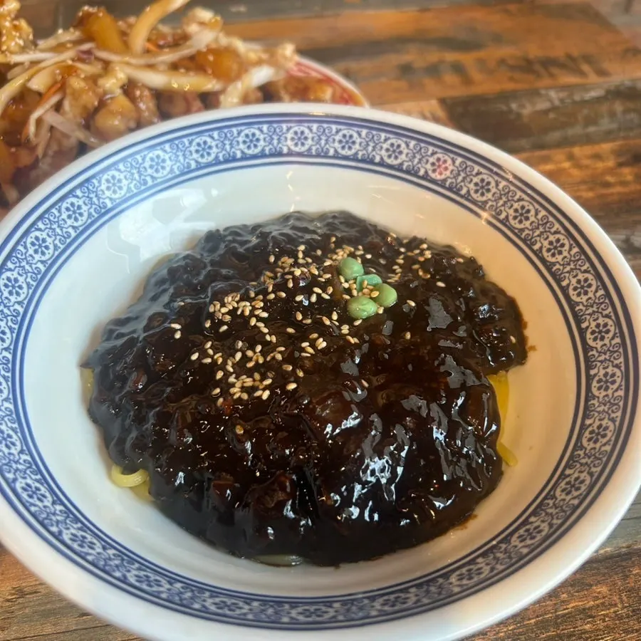 비비기 전 짜장면