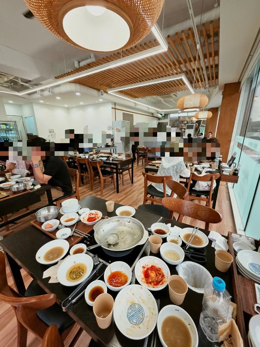 주말 점심 손님으로 북적이는 매장 내부