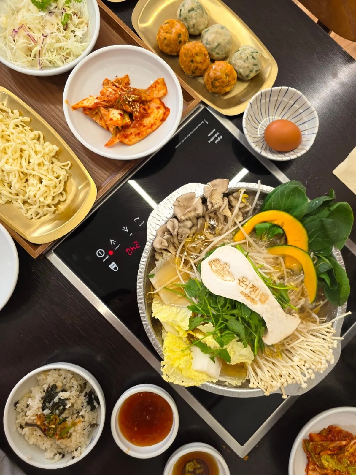 피 없이 빚은 고기만두와 김치만두 굴림만두
