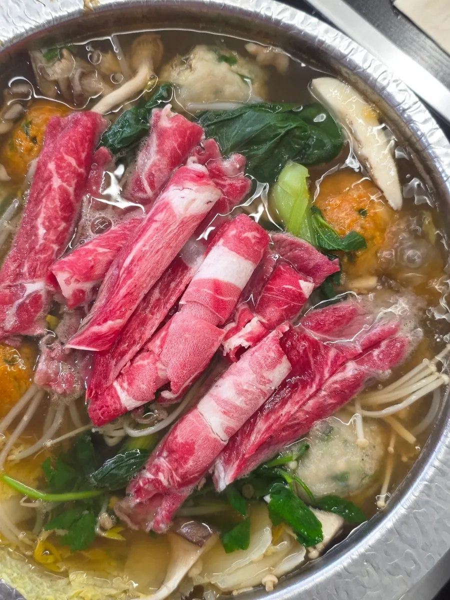 끓는 육수에 굴림만두를 넣은 전골