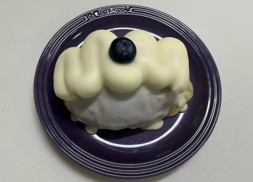 Wakppu salt bread with fresh blueberries and yogurt cream