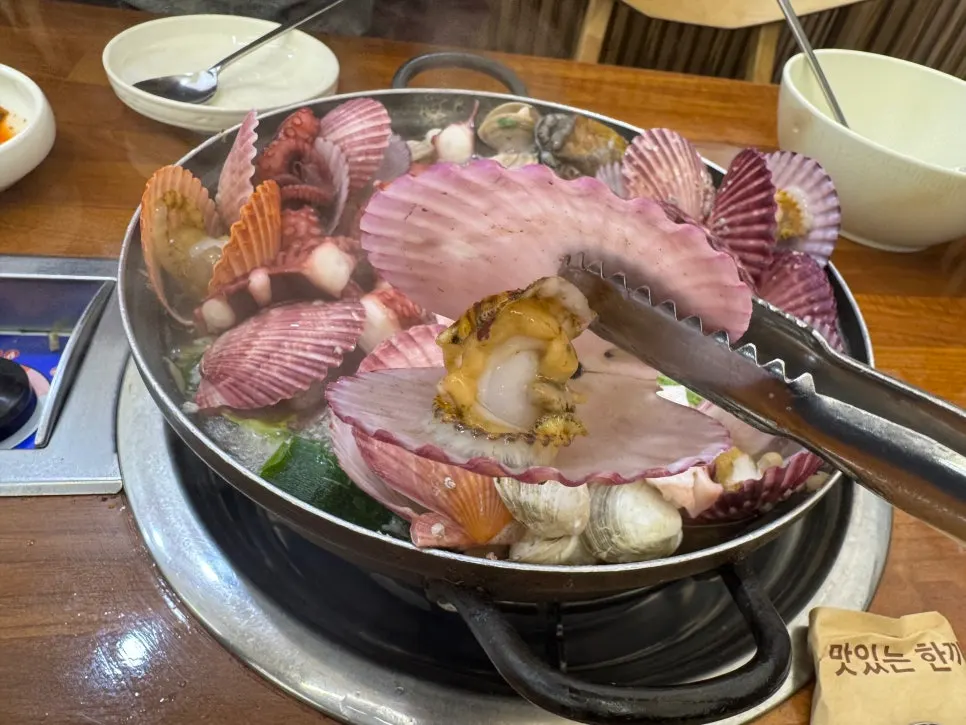 Octopus, clams, and seafood in the pot