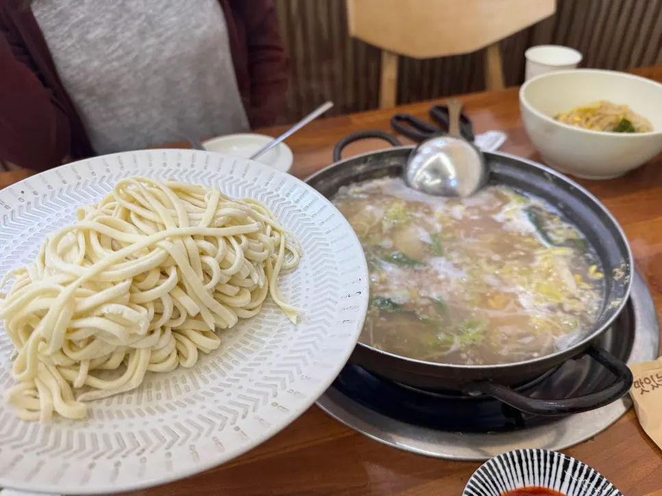 A meal alternating seafood and broth