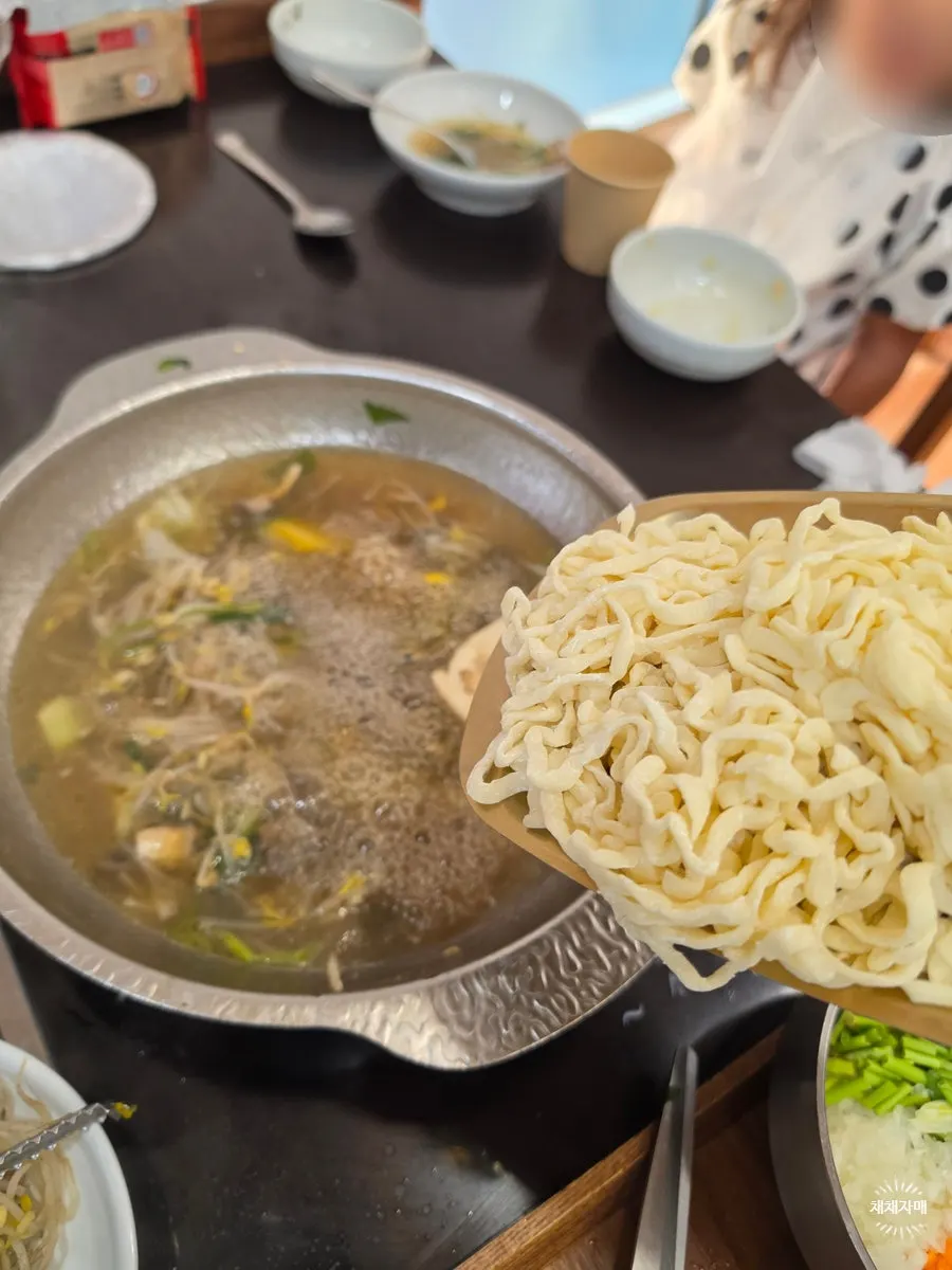 끓고 있는 샤브샤브 냄비