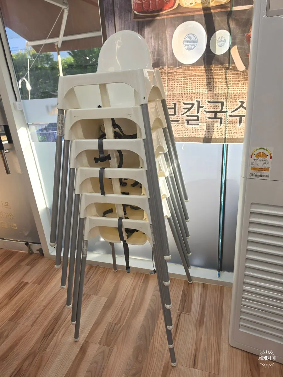 셀프 후식 코너의 슬러시와 강정