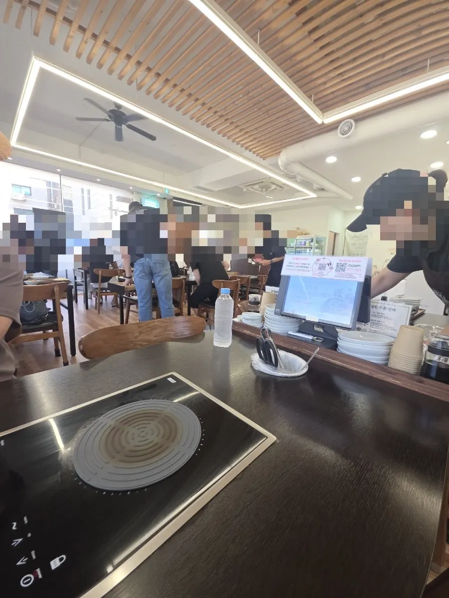 Interior of Onjeongban, a good spot for a family meal