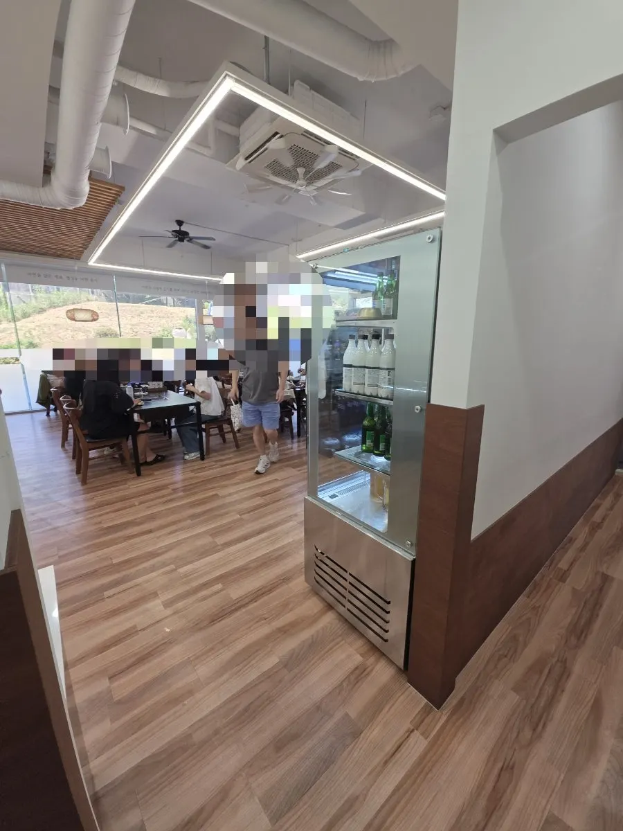 Interior of Onjeongban Shabu Kalguksu Byeollae Main Branch with a private room
