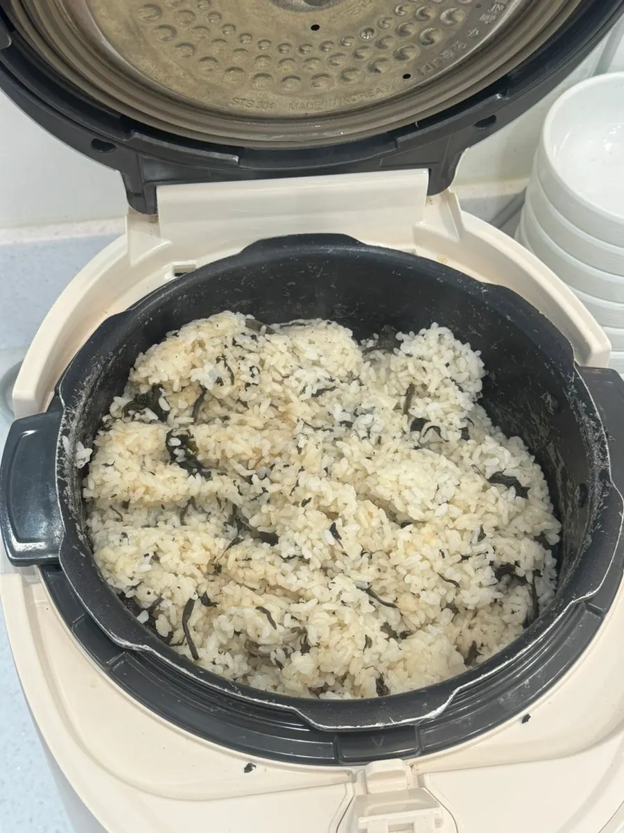 Kalguksu noodles served alongside