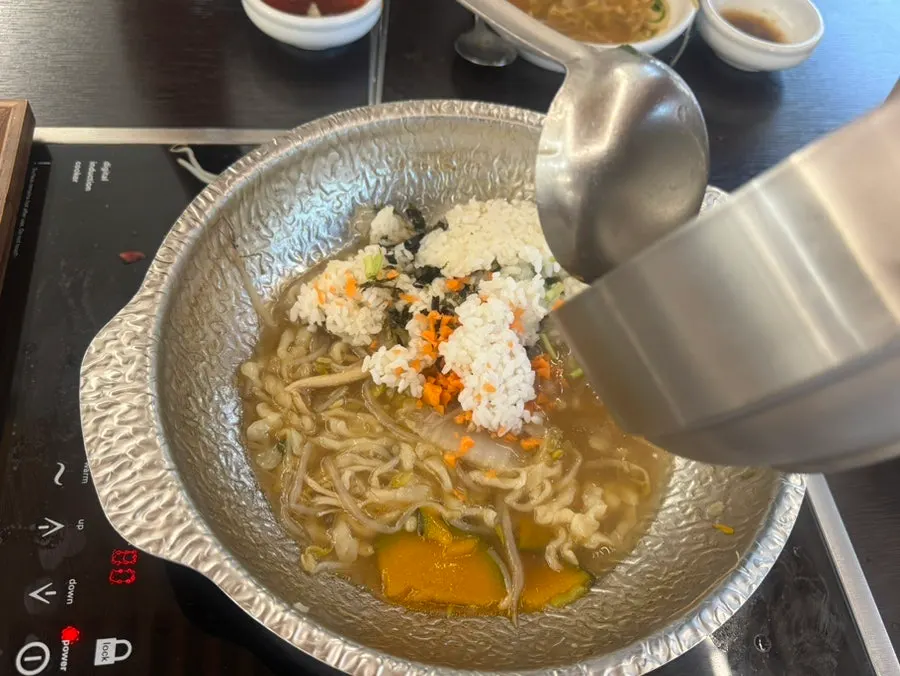 Kalguksu boiled in the broth with geotjeori