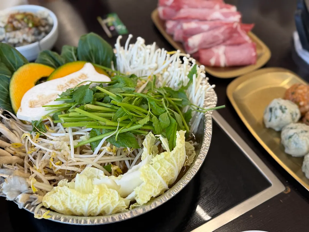 A full spread of gulrim mandu hot pot at Onjeongban Shabu Kalguksu Byeollae