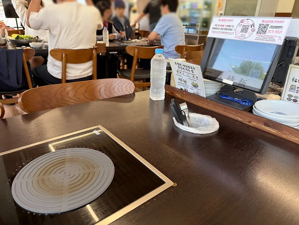 Wide view of tables inside Onjeongban