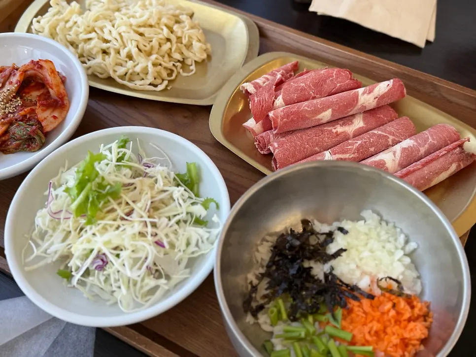 Menu board for Onjeongban Shabu Kalguksu
