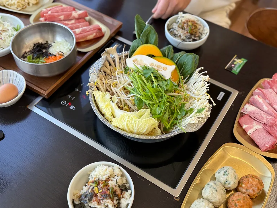 Menu listing the price of gulrim mandu hot pot