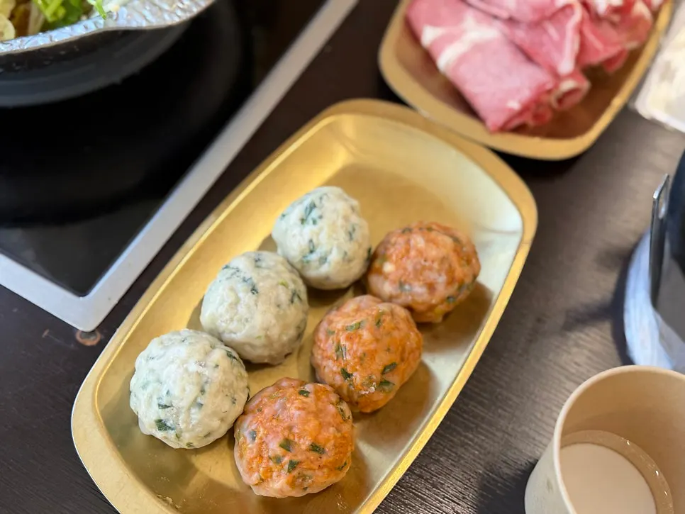 Base table setting for gulrim mandu hot pot with added meat