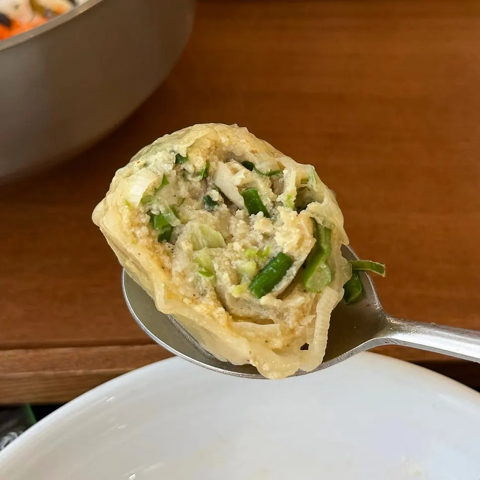 Thin-wrapped kimchi gulrim mandu