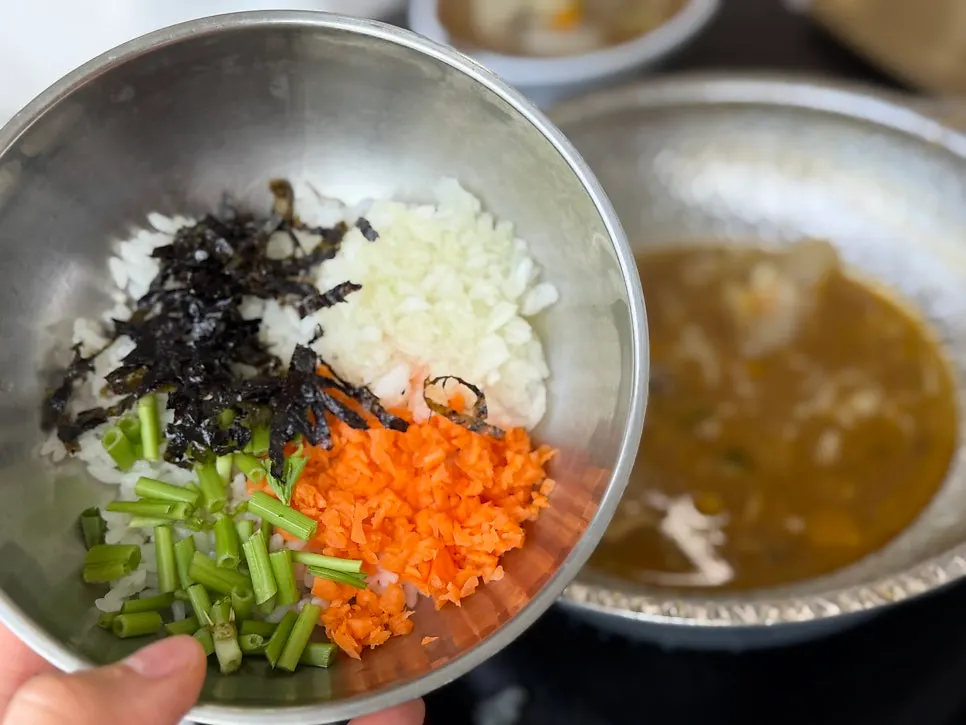 Geotjeori kimchi served alongside the kalguksu