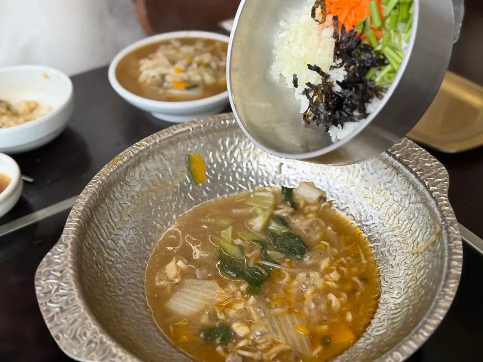 Hot pot being prepped for the fried rice finish