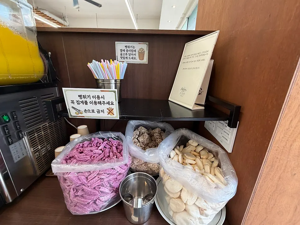 A corner of the restaurant reflecting the owner's care
