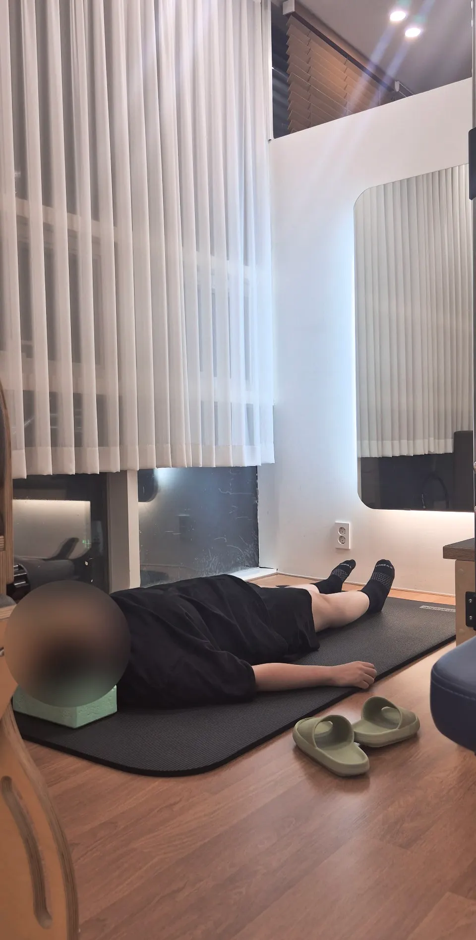 요가 매트에서 받는 발목 스트레칭