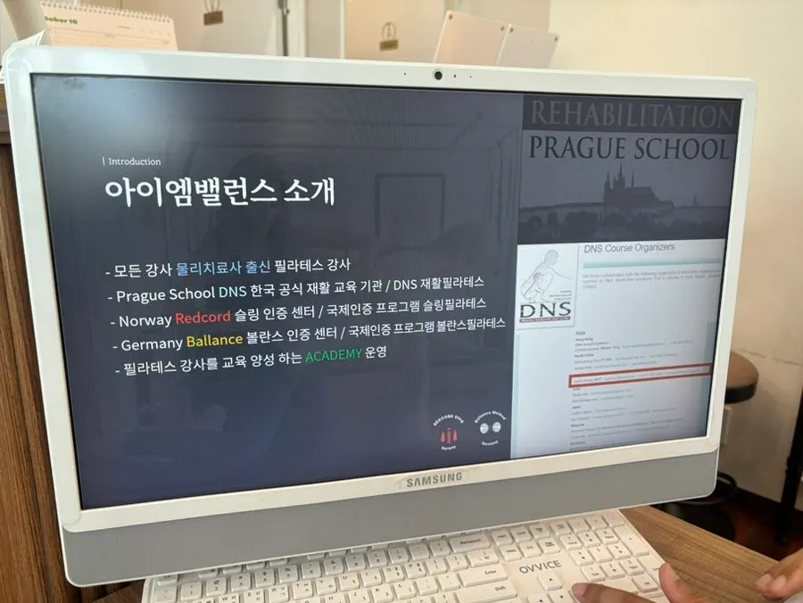 상담 공간에 비치된 강사진 소개 자료