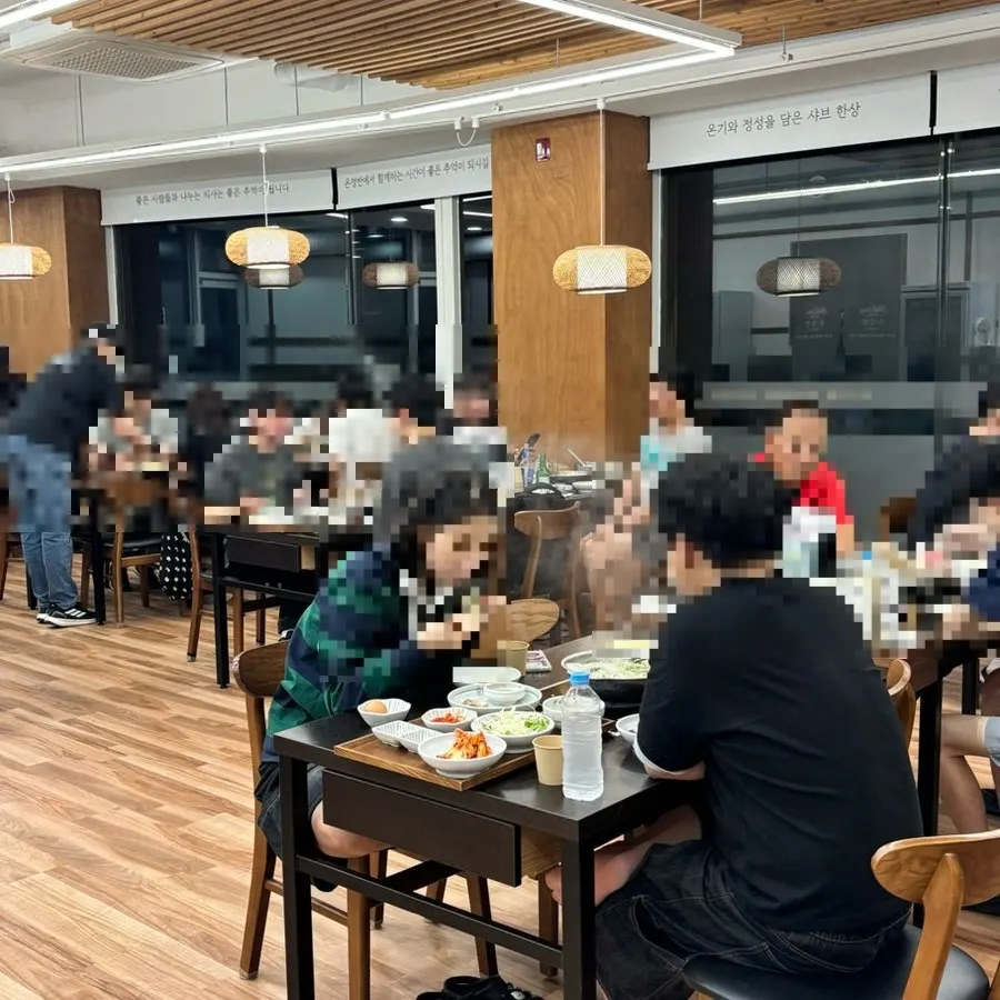 Onjeongban Shabu Kalguksu dining area