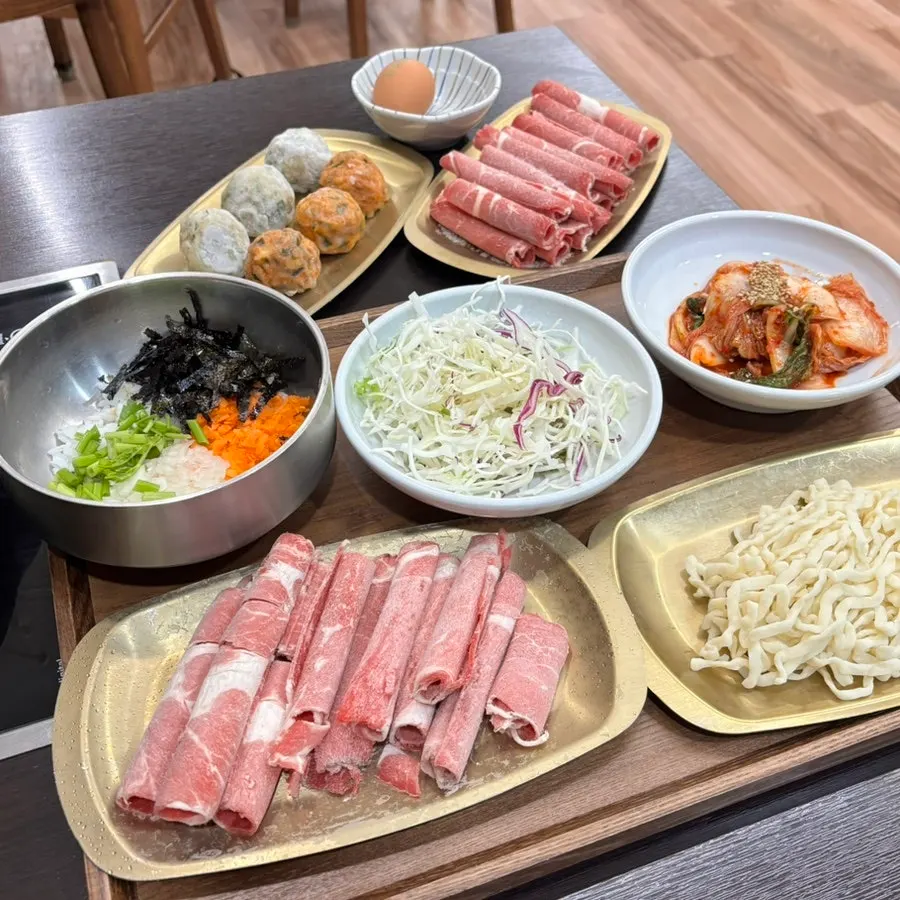 Rolled-dumpling hot pot with spicy broth