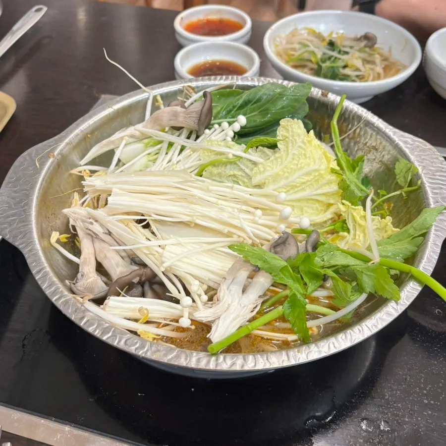 Minari and mushroom shabu vegetables