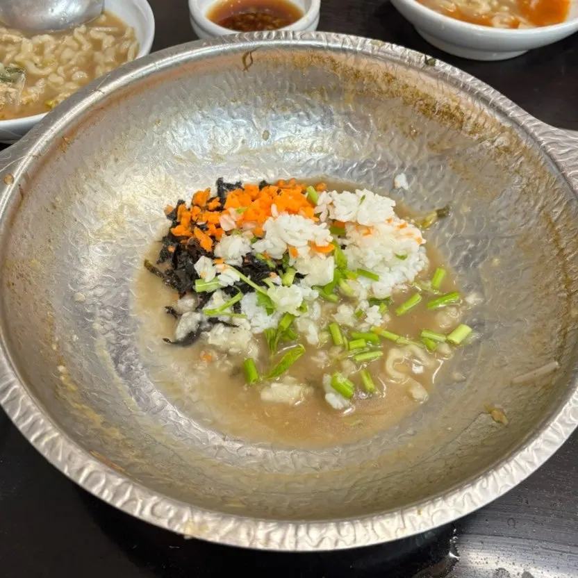 Porridge with minari and seaweed flakes