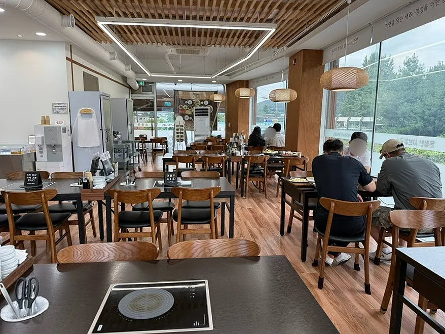 Interior of Onjeongban Shabu Kalguksu Byeollae branch