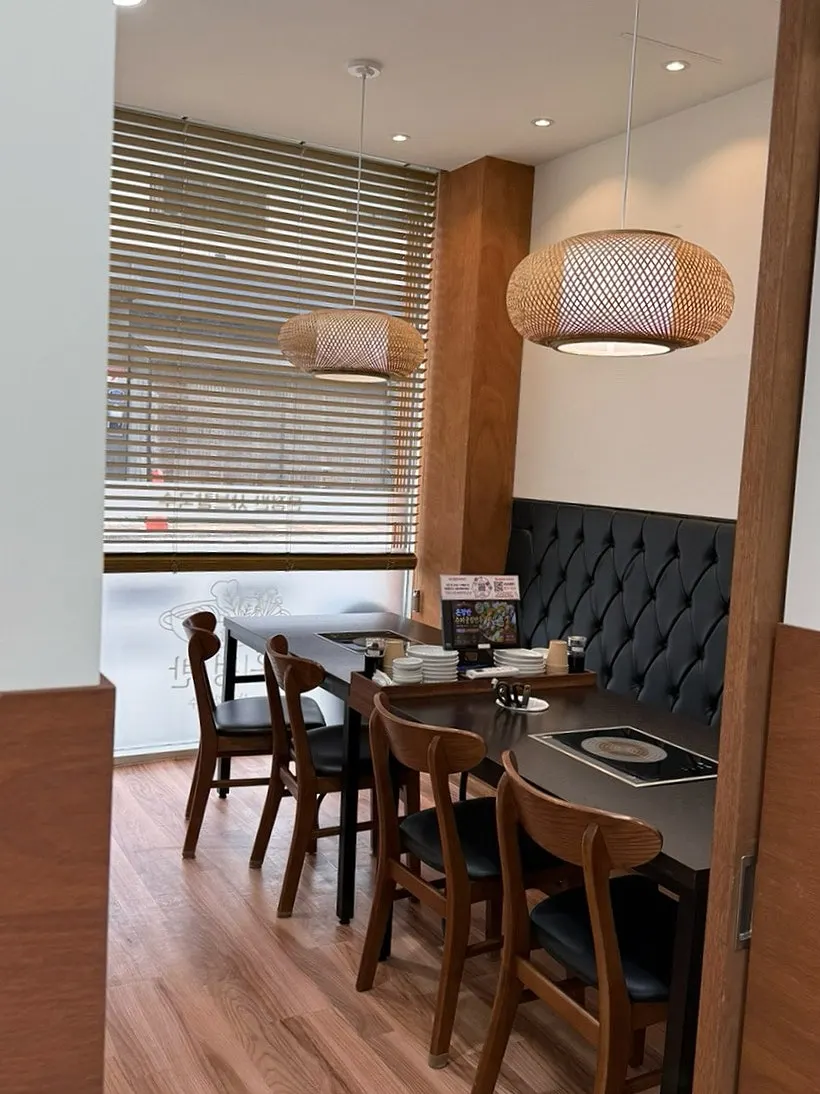 Interior space of Onjeongban Shabu Kalguksu Byeollae branch
